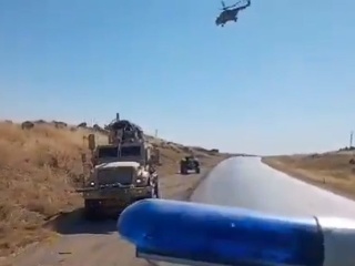 Naľavo stojí americké vojenské