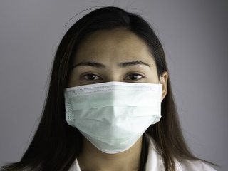 Lekári upozorňujú na nosenie