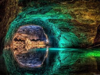 Neďaleko Slovenska leží baňa,