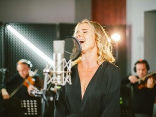 Nela Pocisková prichádza s