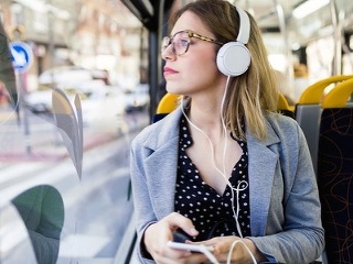 žena, podcast, bus, vzdelanie,