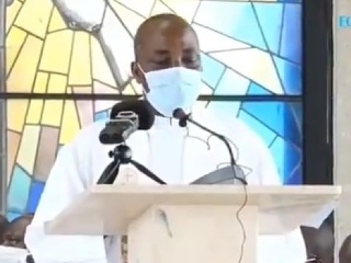 VIDEO Kňaz s rúškom