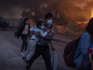 Na snímke migranti utekajú