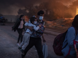 Na snímke migranti utekajú