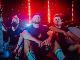 Polámané členky a infarkty.