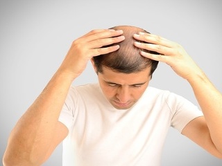 Ubúdajú vám vlasy a