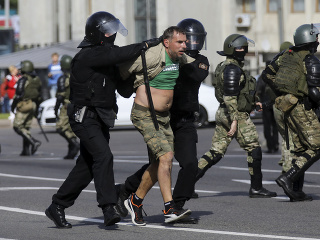 Bieloruská polícia na protestoch