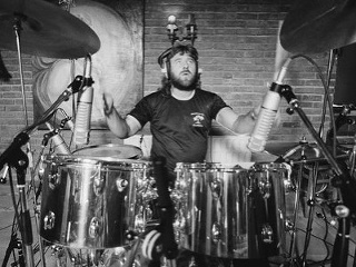 Zomrel rockový bubeník Lee