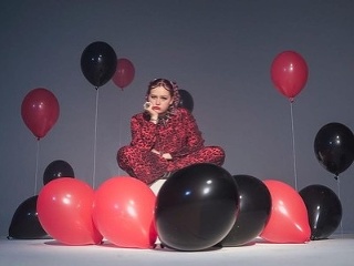 Karin Ann pracuje na