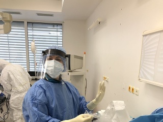 V komárňanskej nemocnici operovali covid pozitívneho pacienta
