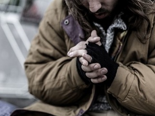 Zákazník trafiky daroval bezdomovcom