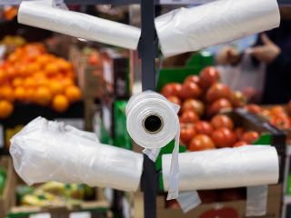 Mikroténové sačky v obchode.