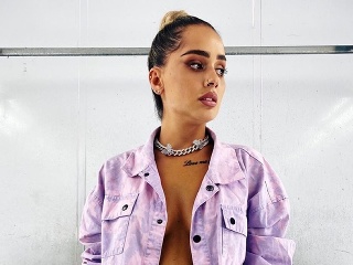 Drsná raperka je na