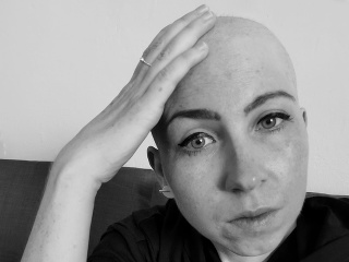 Hudobníčka v silnom poste