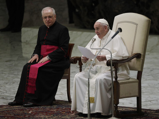 Pápež František (vpravo)