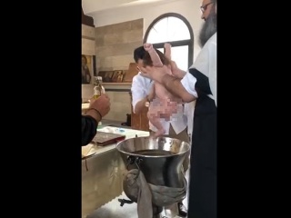 VIDEO Šokujúce praktiky kňaza