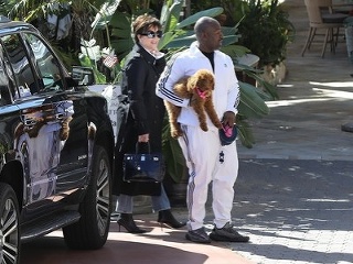 Corey je približne vo