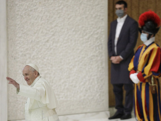 Pápež František, v pozadí