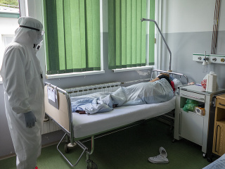 KORONAVÍRUS V preplnených nemocniciach