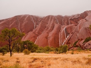 Uluru s vodopoádmi