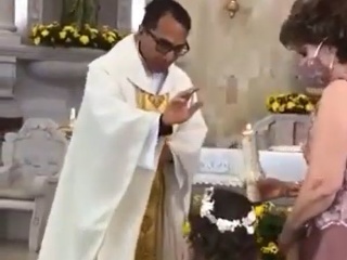 VIDEO Kňaz sa chystá
