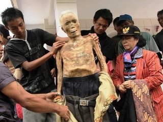 Morbídny zvyk v Indonézii: