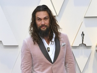 Drsný Jason Momoa ako