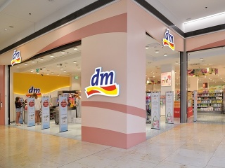 Dm zvýšila v obchodnom
