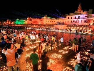 Ľudia zapaľujú hlinené lampy