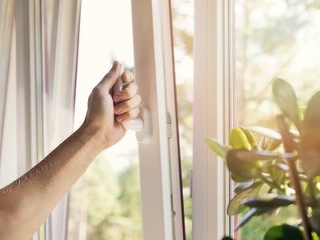 VIDEO Nevinný ZVYK v