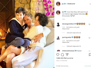 Jennifer Lopez zverejnila fotku so svojimi ratolesťami. Pózuje na nej nenalíčená a neučesaná.