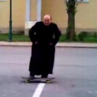 Maďarský kňaz na skateboarde