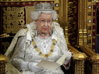 Kráľovná Alžbeta II. prepisuje