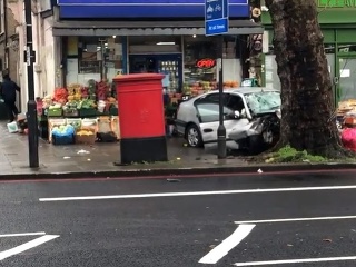 V Londýne vrazilo auto