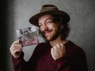 Peter Juhás vydal prvý