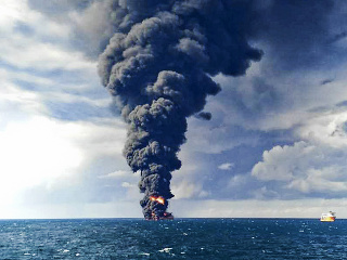 Výbuch zasiahol tanker pri