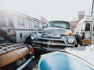 Opustený cintorín áut vyráža