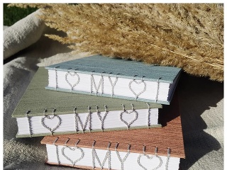 Mladá Oraváčka šije knihy,