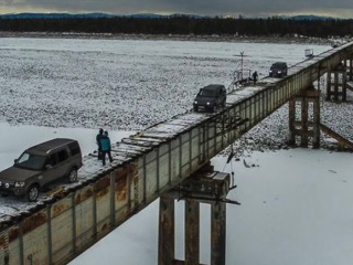 Polorozpadnutý drevený most v