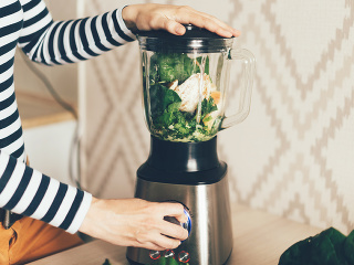 Dávate do mixéra orechy,