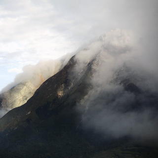 Sopka na Sumatre chrlí