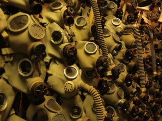 Stovky plynových masiek a