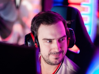 Kto je Tomáš Šťastný?