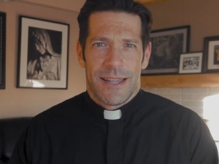 Podcast atraktívneho kňaza sa