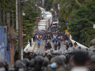 Migranti prechádzajúci cez Guatemalu