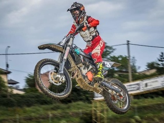 Nina na motorke predvádza