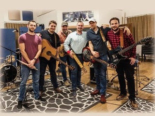 Kapela Neznámi oslavuje 22