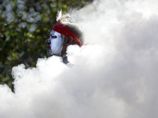 Aborigén vykonáva tradičný dymový