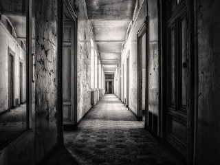 V opustenom kaštieli ti