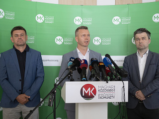 Na snímke predsedovia strán zľava László Sólymos (Most-Híd), Krisztián Forró (Strana maďarskej komunity) a Mózes Szabolcs (Spolupatričnosť) počas brífingu po spoločnom rokovaní 7. augusta 2020 v Bratislave. 